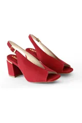 Zapato de cuero nobuck color rojo con detalles dorados, taco cuadrado de 7 cm y tira trasera con hebilla.