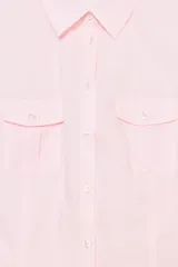 Camisa entallada color rosa pálido, con cuello solapa, manga corta con vuelta y trabilla. Presenta dos bolsillos de plastrón en el delantero y cierre frontal con botones.