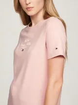 Remera Tommy Hilfiger color rosa con logo script bordado en el pecho y bandera bordada en la manga.