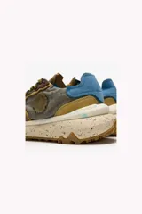 Championes Satorisan modelo Chacrona Metta, color marrón con detalles en amarillo y verde.