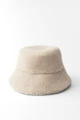Gorro tipo bucket color crema, confeccionado en tejido efecto borreguillo con forro interior a tono.