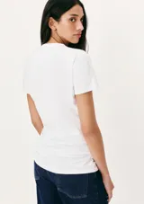 Camiseta rosa de manga corta con cuello en V y corte entallado.
