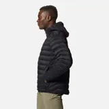 Campera negra con capucha, rellena de plumón de 650 cuins, con cierre frontal completo y bolsillos laterales con cierre.