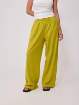 Pantalón fucsia de corte palazzo, con cintura elastizada.