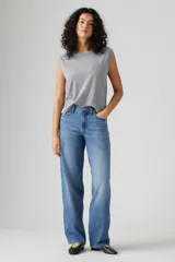 Pantalón de jean celeste, de corte amplio, tiro medio y estilo vintage.