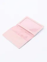 Funda para pasaporte con estampado floral abstracto en tonos rosa, celeste, azul y gris.