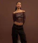 Pantalón recto de jean color negro con trabillas en la cintura, cierre con botón y cremallera, y bolsillos cargo laterales.