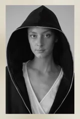 Campera negra con capucha, confeccionada en felpa de algodón extra suave, con cierre metálico de alpaca y bolsillos laterales. De corte oversize unisex.