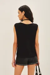 Musculosa negra de algodón con escote en V y estampado de leopardo con lentejuelas plateadas.