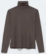 Polera negra de punto con cuello alto y mangas largas.