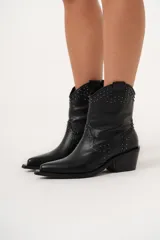 Bota texana de caña media-baja color negro, con punta elegante y detalle de mini tachas.