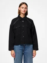 Camisa de denim negra con mangas largas, calce regular, bolsillos frontales y detalles de cristales en los hombros.