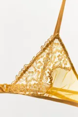 Bralette triangular color mostaza con tirantes finos ajustables, confeccionado en mesh con aplicación de encaje floral a tono. Cierre trasero con gancho metálico.