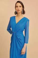 Vestido midi de fiesta color azul eléctrico, con escote en V, mangas 3/4 de microtul y detalle de perlas a tono en el centro.