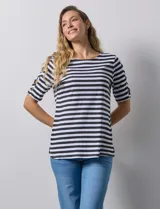 Remera de algodón a rayas horizontales blancas y negras, con cuello redondo y mangas 3/4 con detalle de aberturas y lazos.