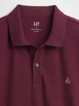 Chomba de hombre color bordó con cuello polo, manga corta y logo bordado de un oso en el pecho.