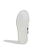 Championes Adidas Barreda blancos con detalles en negro y gris.