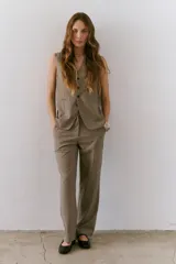 Pantalón midi color gris, de corte recto con cintura alta y bolsillos laterales.