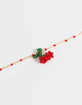 Cadena corta dorada con cuentas rojas y dije de cerezas hechas con cuentas rojas y verdes.