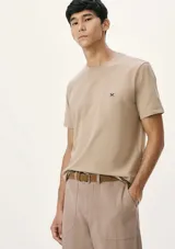 Camiseta básica color verde con cuello redondo y manga corta.