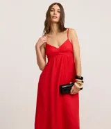 Vestido largo color verde oliva, de crepé con escote corazón, breteles finos ajustables y lastex en la espalda.