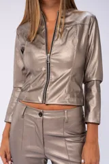 Chaqueta corta plateada de cuero sintético, con cierre frontal y mangas 3/4.