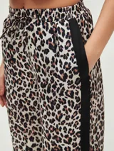 Pantalón palazzo con estampado animal print y detalle de franja lateral negra.