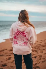 Hoodie rosa con capucha y cordones ajustables. Estampado en la espalda con motivos playeros: sol, olas, conchas y flores de hibisco.
