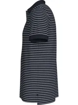 Chomba Tommy Hilfiger de corte regular a rayas horizontales blancas y azul marino, con cuello clásico y tapeta de dos botones. Logo de la marca bordado en el pecho. Confeccionada en tejido técnico elástico que absorbe la humedad y cuenta con propiedades antiolores.