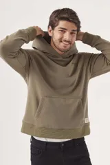 Buzo hoodie color arena con capucha, bolsillo tipo canguro y pequeño estampado en el pecho.