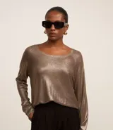 Blusa color dorado confeccionada en tejido de punto liviano con escote redondo y mangas largas raglán.