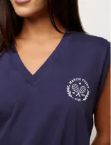 Musculosa negra con cuello en V y logo estampado en el pecho con dos raquetas de tenis cruzadas y la leyenda "Match Point".