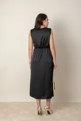 Vestido italiano marrón chocolate, de corte recto con lazo lateral.