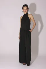 Blusa negra con cuello halter y espalda descubierta.