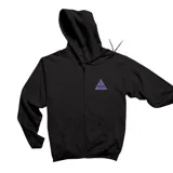 Campera negra con capucha y cierre frontal. Presenta un logo triangular con letras en el pecho.