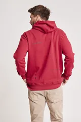 Sudadera con capucha roja, de corte holgado y con bolsillo tipo canguro.