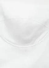 Top blanco strapless con cierre trasero.