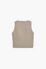 Chaleco marrón claro con estampado de cuadros, cuello redondo, sin mangas y cierre frontal con botones marrones.