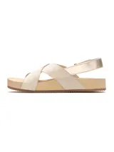 Sandalias bajas color hueso con tiras cruzadas y plataforma color beige.