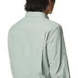 Camisa de manga larga color bordó con tecnología Omni-Shade Upf 50 Sun Protection y Omni-Wick. Cuenta con ventilación, mangas enrollables con soportes para lengüetas y dos bolsillos frontales con solapa.