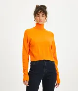 Blusa de punto color blanco, con cuello alto, manga larga y diseño liso.