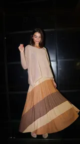 Pollera plisada larga con diseño de líneas horizontales en tonos marrones y lurex. Tiene cintura elastizada.