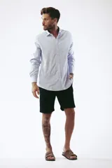 Camisa de corte regular, con diseño sutil y botones frontales.