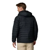Campera puffer negra con capucha, cierre frontal completo, bolsillos laterales con cierre y logo de Columbia bordado en blanco en el pecho.