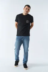 Pantalón jean azul de corte recto con roturas en las rodillas, tiro medio, logo bordado y presillas para cinturón.