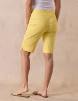 Bermuda color beige en gabardina elastizada, con pretina ancha elastizada, bolsillos simulados en la parte delantera y bolsillos aplicados en la parte trasera.