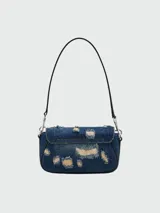 Bolso de hombro Marc Jacobs modelo The Rip and Repair Denim Clover, confeccionado en denim azul con detalles desgastados y apliques.