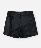 Bermuda de cuero sintético color negro, con cintura elástica, bolsillos laterales y cierre frontal con cremallera y botón.