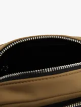 Cartera tipo bandolera Tommy Hilfiger color beige con detalles en negro y logo metálico de la marca en el frente.