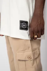 Remera oversize color crudo de algodón, con cuello redondo y mangas cortas.